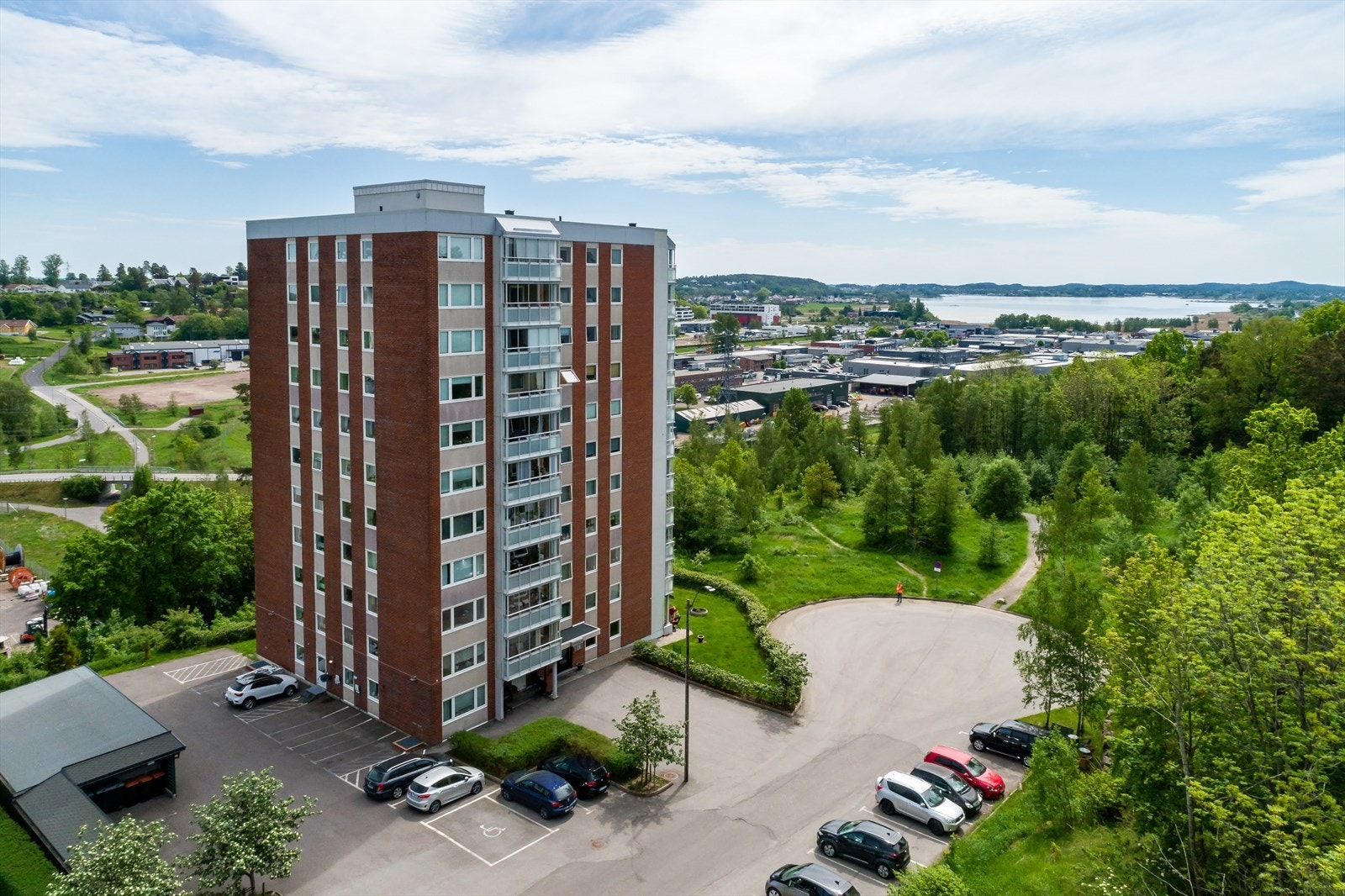 Borettslaget har store, fine fellesarealer med hage, grøntområder og store parkeringsplasser for beboerne og deres gjester. Galleribilde