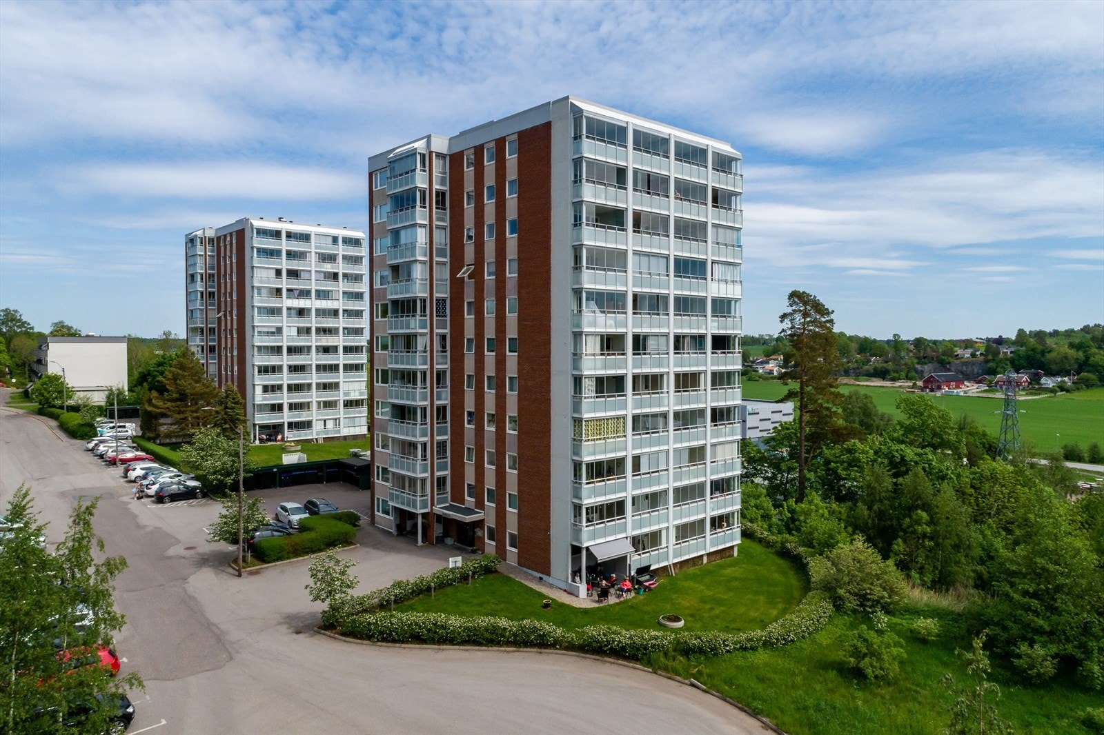 Borettslaget har 62 p-plasser på egen eiendom. Det er to elbilladere ved hvert hus. Mulighet for garasjeleie etter ansiennitet. Galleribilde