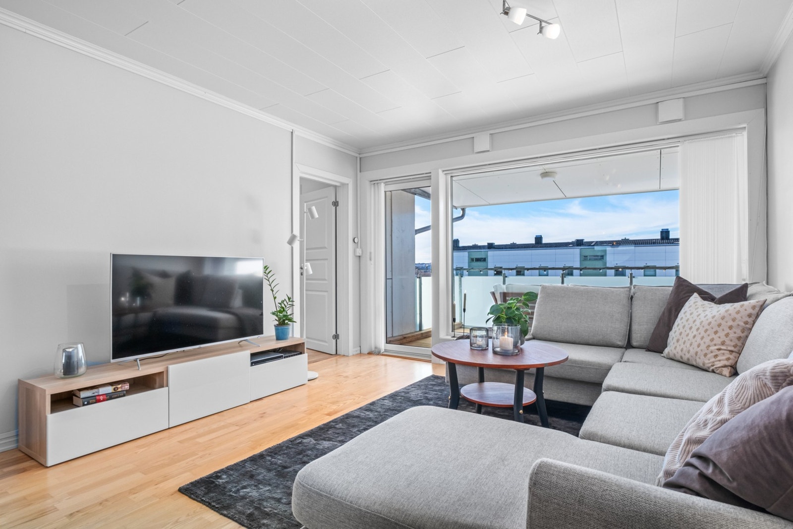 Romslig stue på ca. 21,5 m². Kabel-tv og internett er inkludert i felleskostnadene Galleribilde