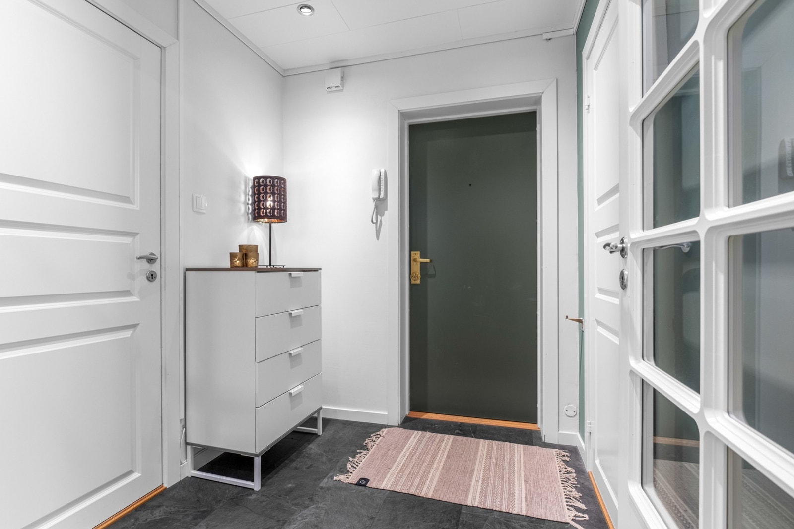Innbydende entré med muligheter for å henge fra seg yttertøy og sko Galleribilde