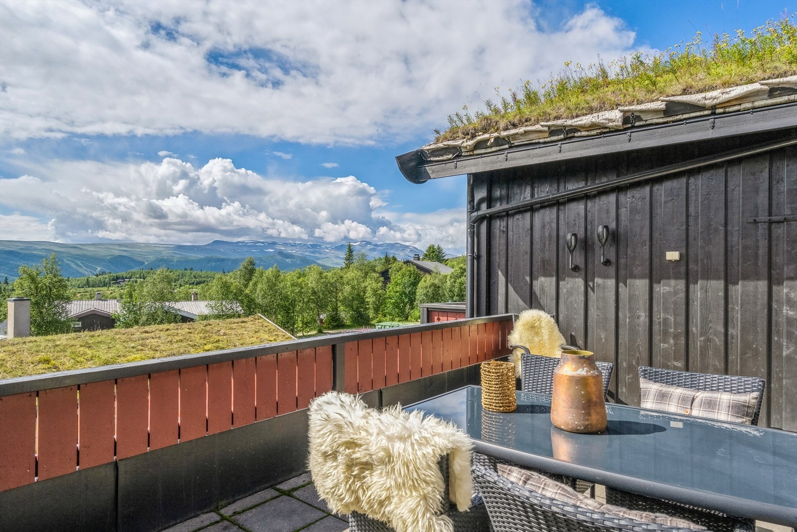 Terrassen er belagt med betongheller. Galleribilde