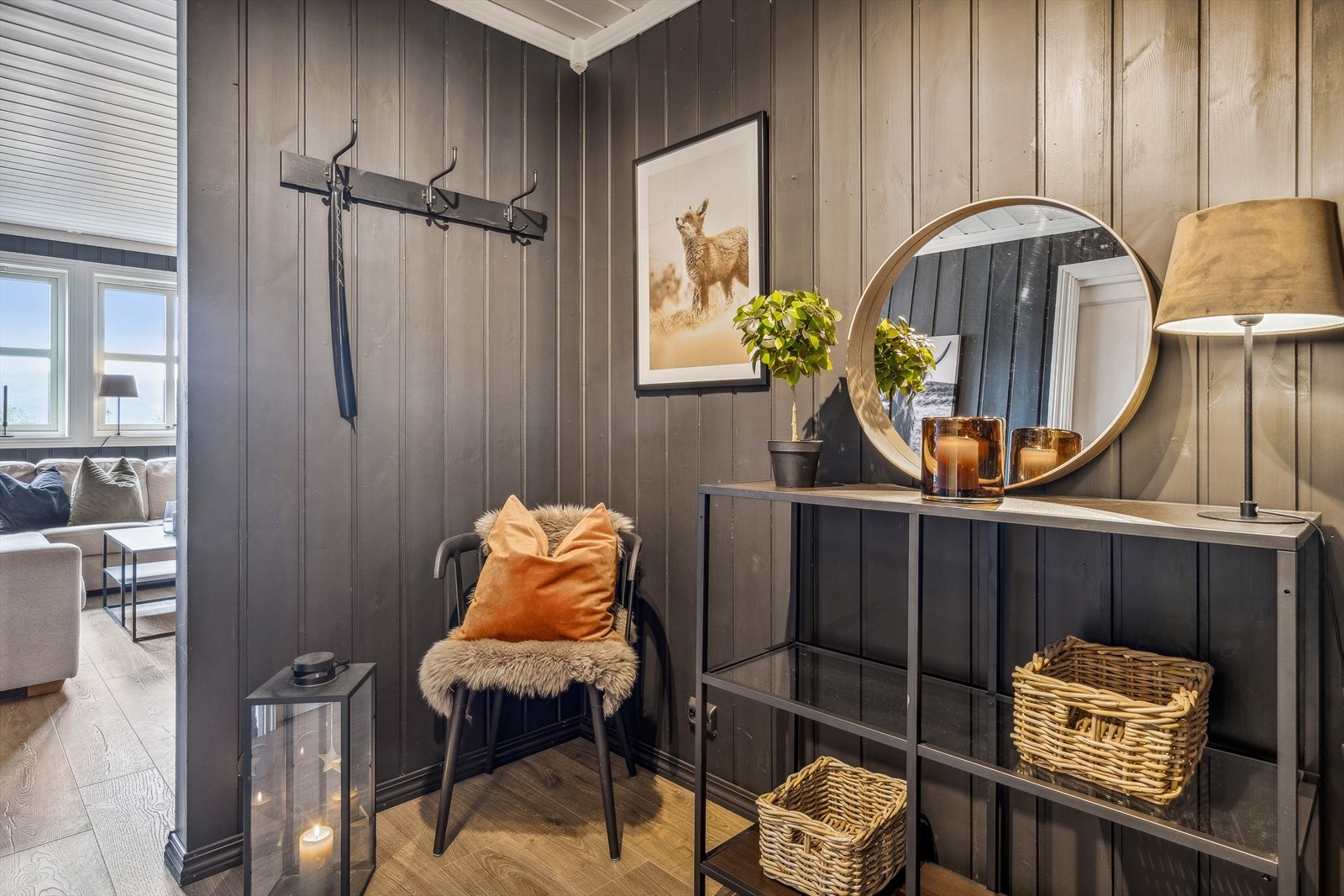 Velkommen inn! Hyggelig entré med plass til å henge fra seg yttertøyet. Galleribilde