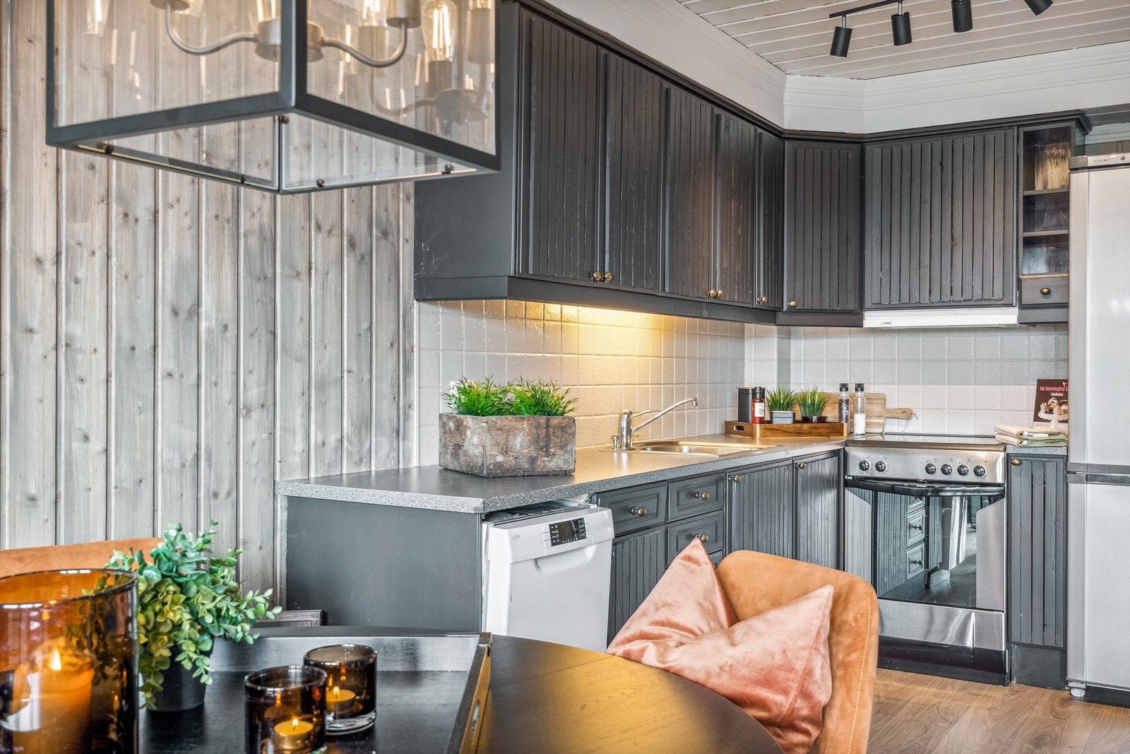 Laminat benkeplate og frittstående hvitevarer. Galleribilde
