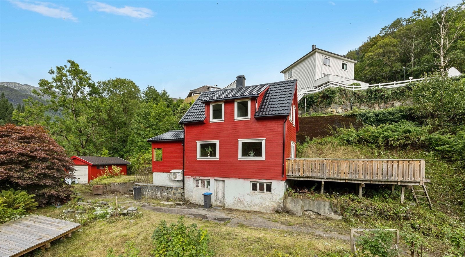 Det er blant annet ny kledning og vinduer, nyere tak og ny terrasse Galleribilde