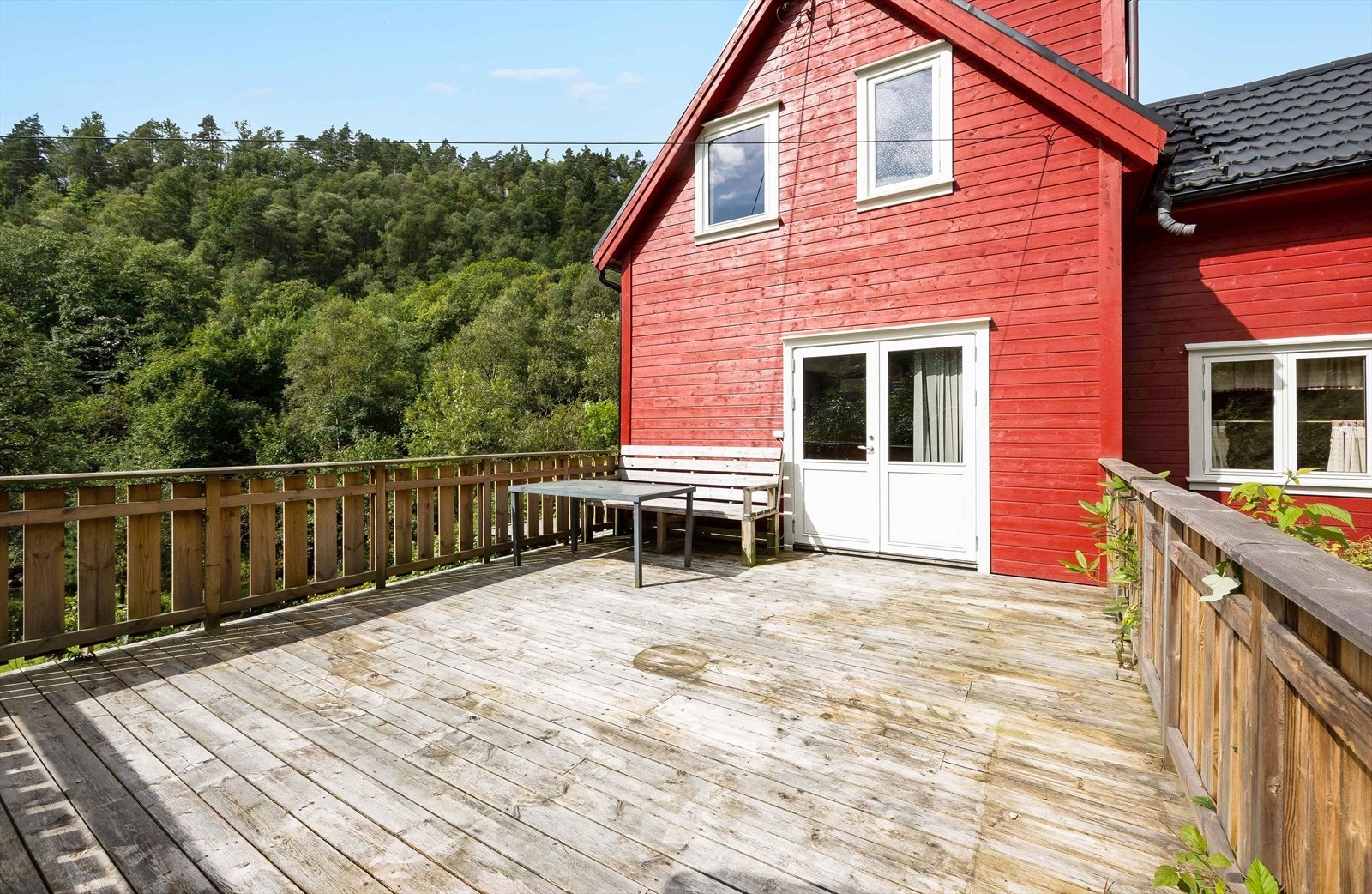 Stor terrasse like utenfor stue Galleribilde