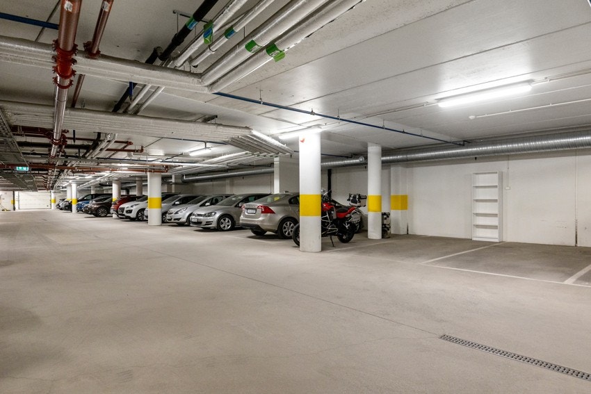 Borettslaget kan også skilte med det som kan argumenteres å være byens beste garasjeanlegg. Her stiller du bilen elegant før du tar heisen opp i leiligheten. Galleribilde