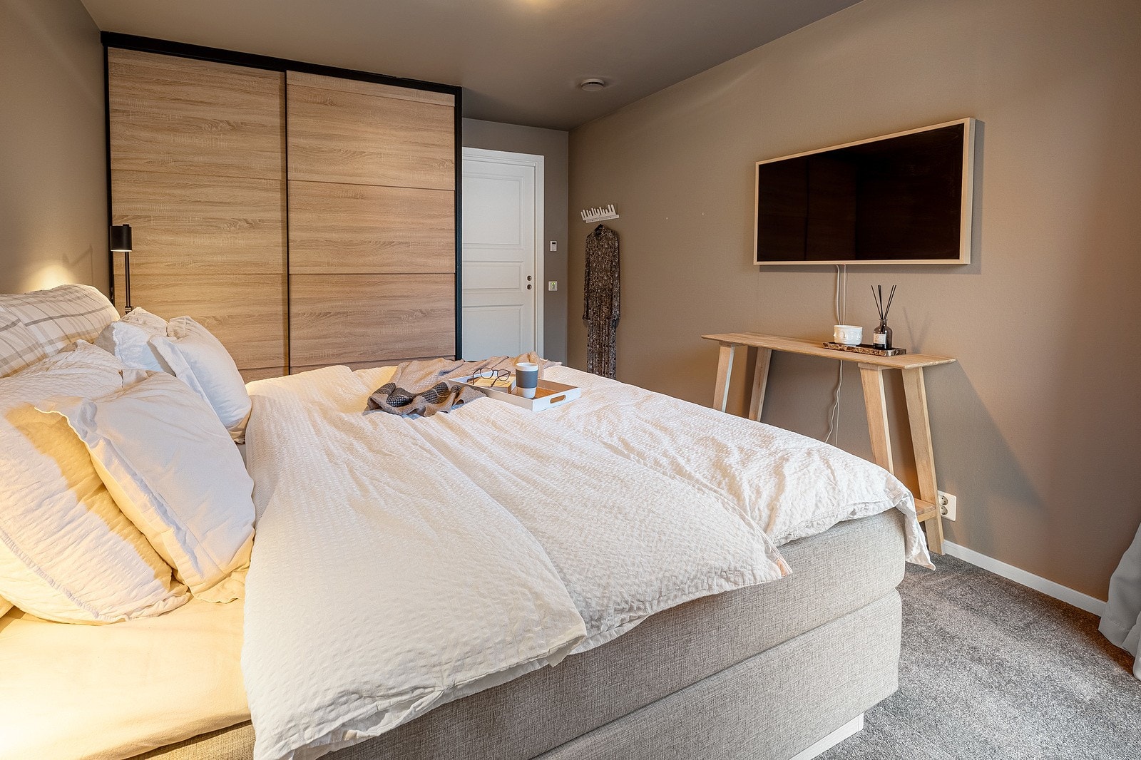 Her får man en hotell-feeling i hverdagen med elegant og lunt teppegulv. Galleribilde