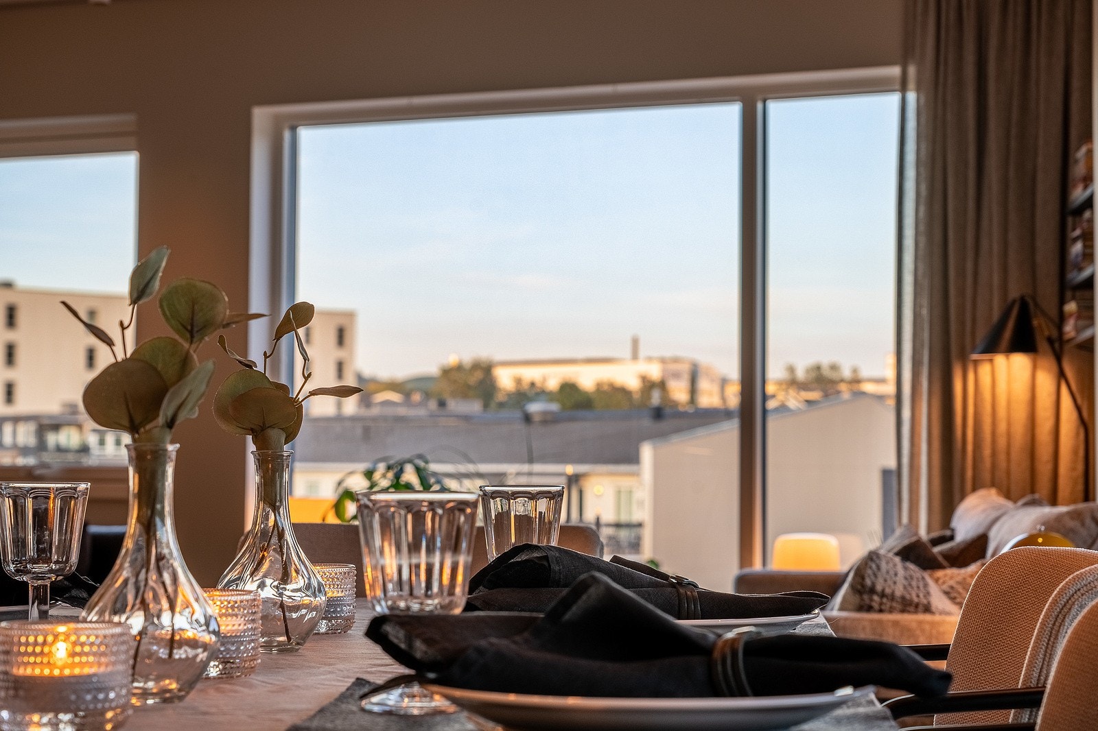 Vi er inne i leiligheten igjen. Se utsikten du som eier og dine gjester kan hvile øynene på mens dere sitter til bords. Galleribilde
