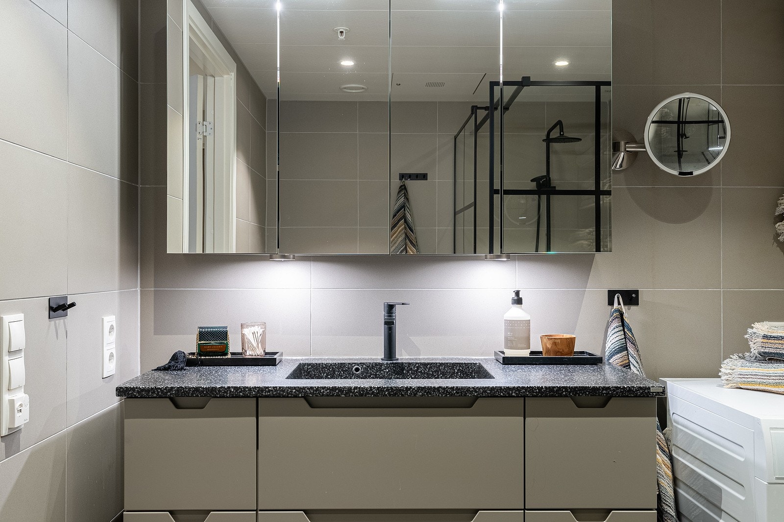 Den nye innredningen på badet harmonerer godt med flisene som er på vegger og gulv. Galleribilde