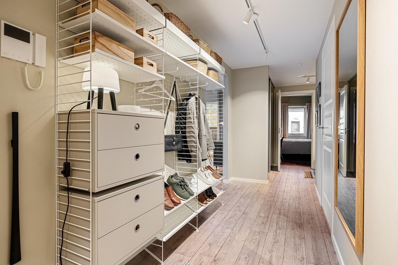 Gangen er romslig og binder rommene elegant sammen. Galleribilde