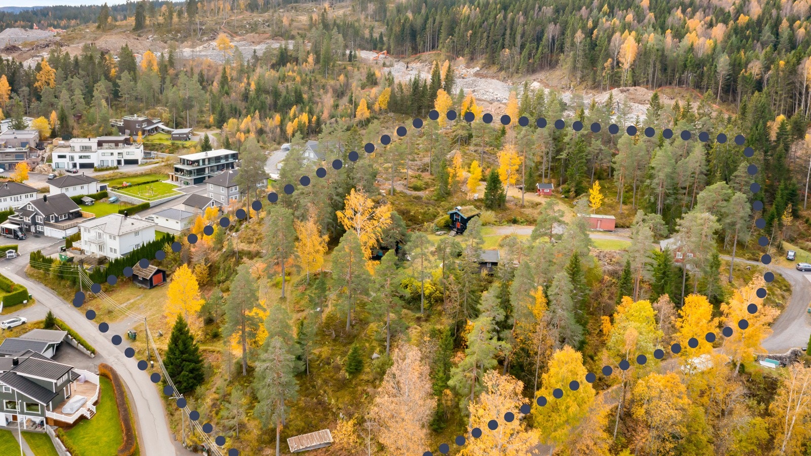 Eiendommen grenser til Marikollåsen, som er et attraktiv og nytt boligområde under utvikling Galleribilde