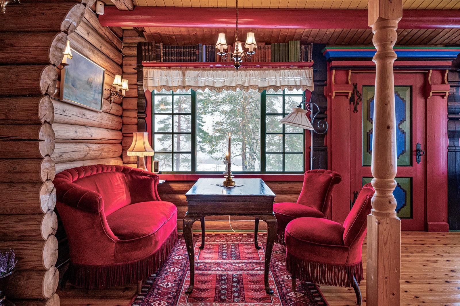 Nesten alt av møblement medfølger, foruten parafinlampen i stuen og tallerkenhylle med servise Galleribilde