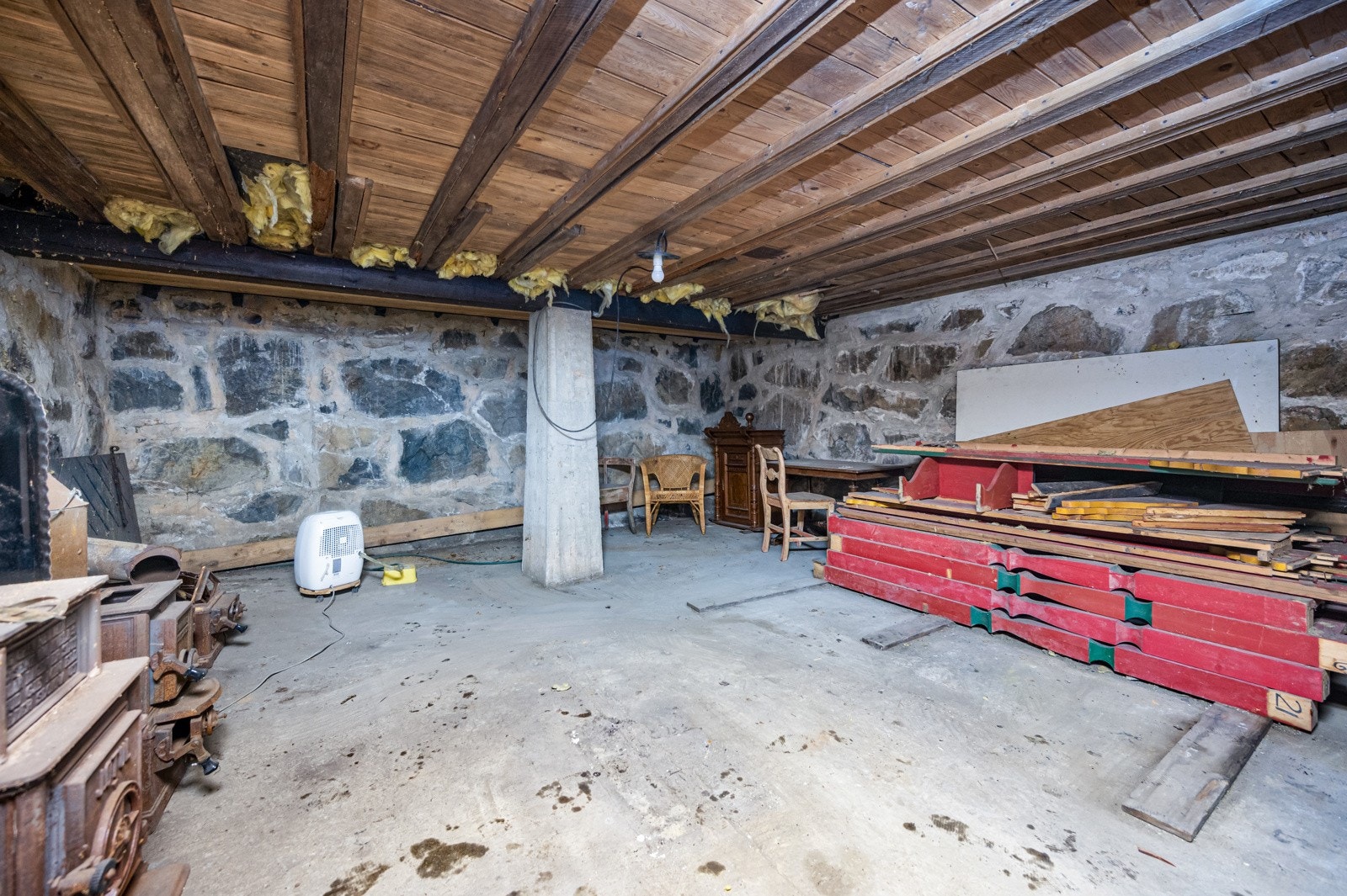 Her lagres himmelsenger til soverom 1, samt originalovner til soverom 1 og 2 Galleribilde