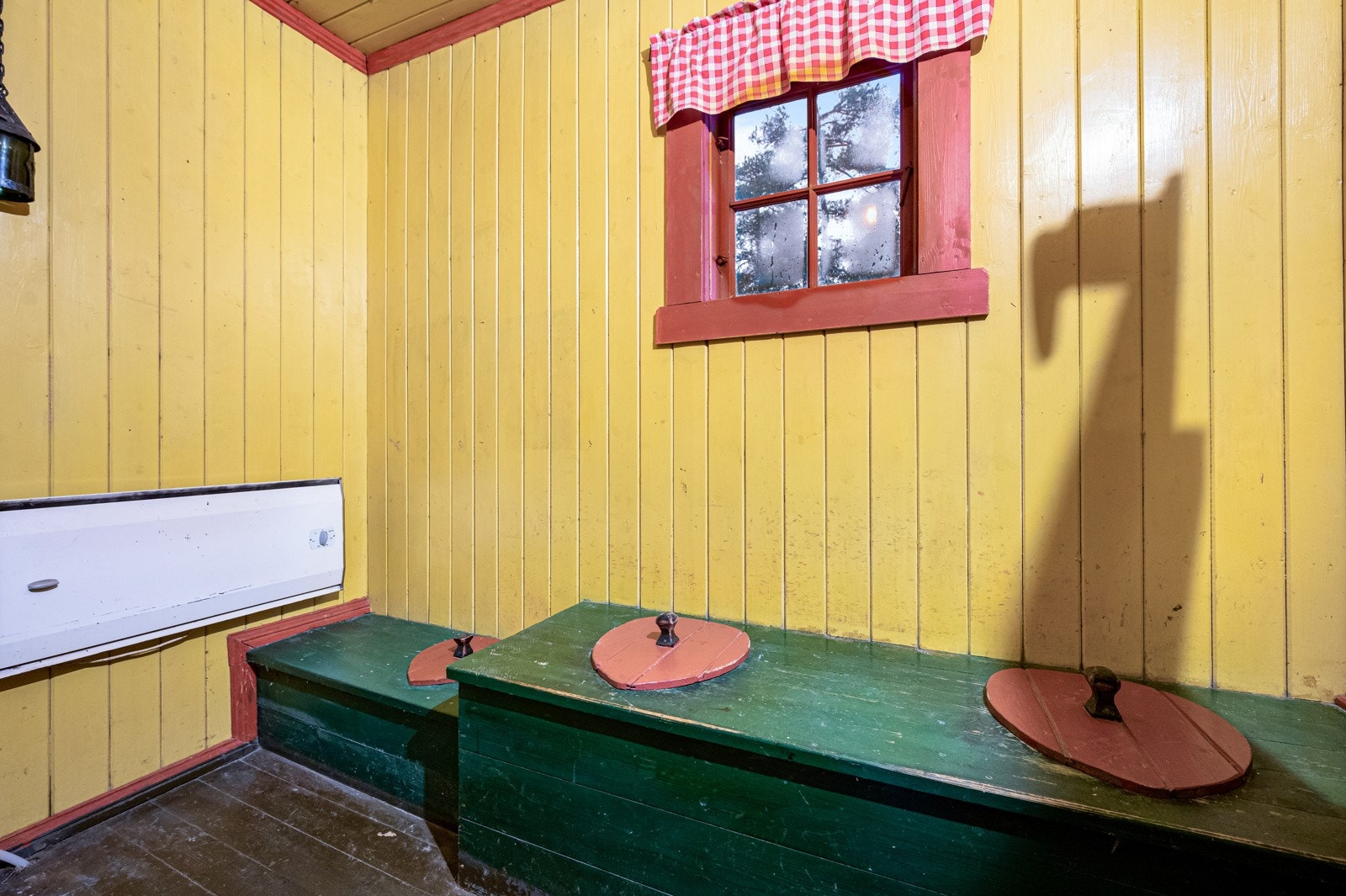 Tidligere utedo med 3 seter Galleribilde