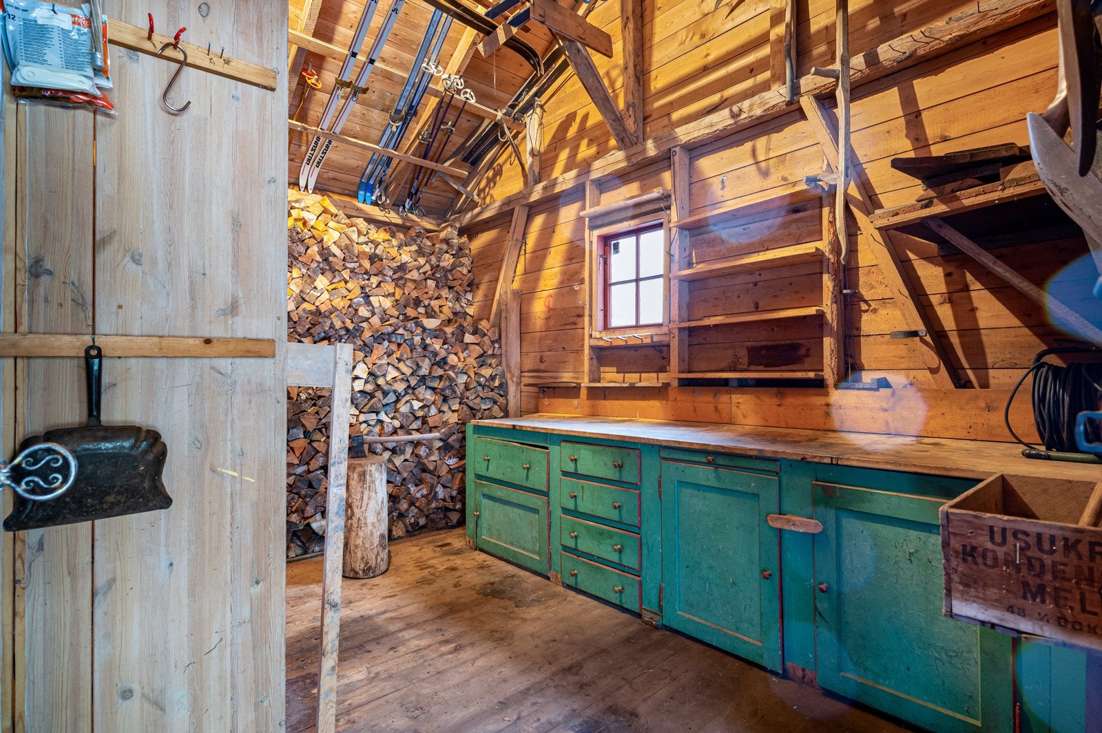 Vedskjul Galleribilde