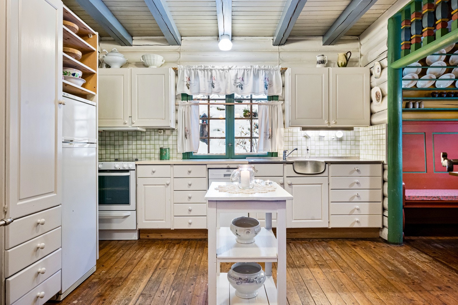 Romslig kjøkken med god benkeplass Galleribilde