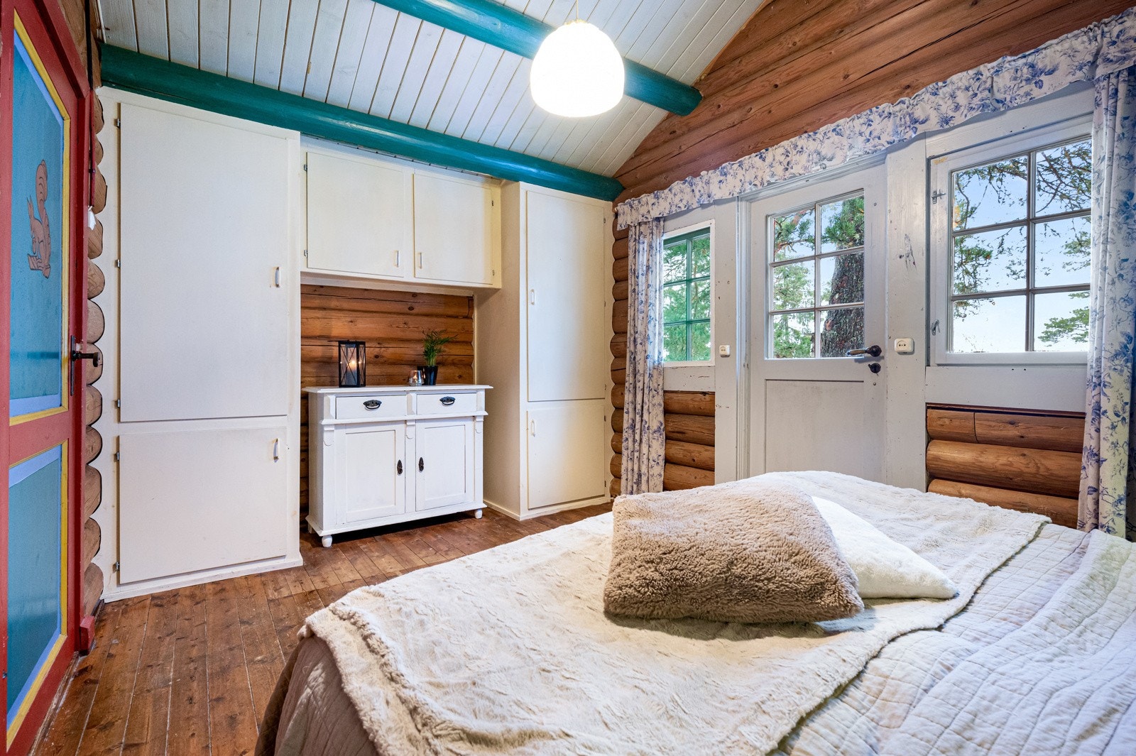 Her er det god plass til dobbelseng og garderobeløsning Galleribilde