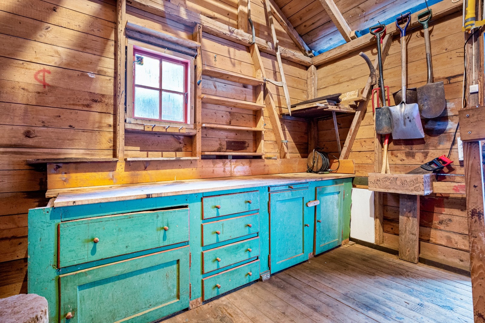 Vedskjul Galleribilde