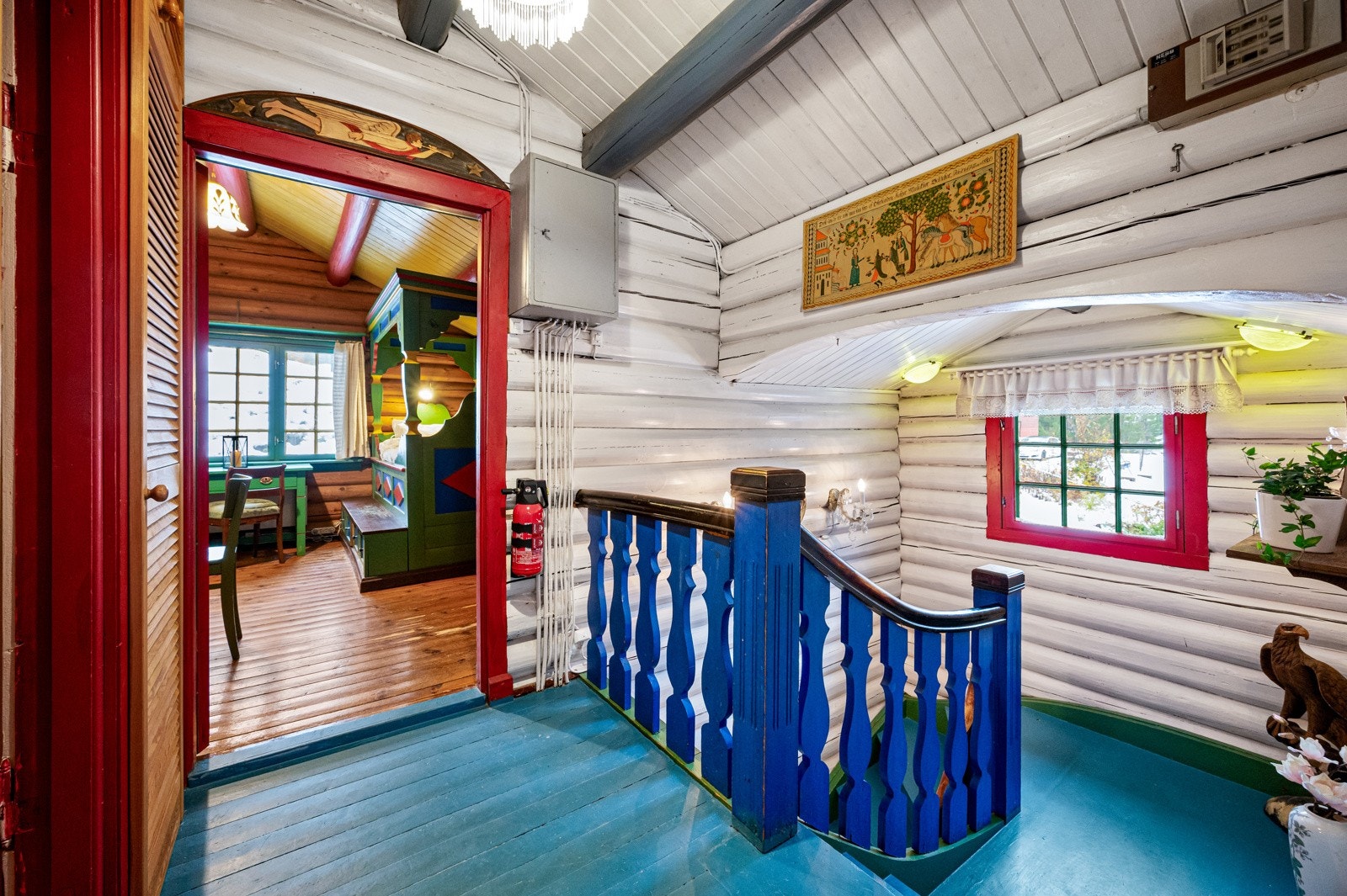 2. etasje i eneboligen består av to soverom og bad Galleribilde