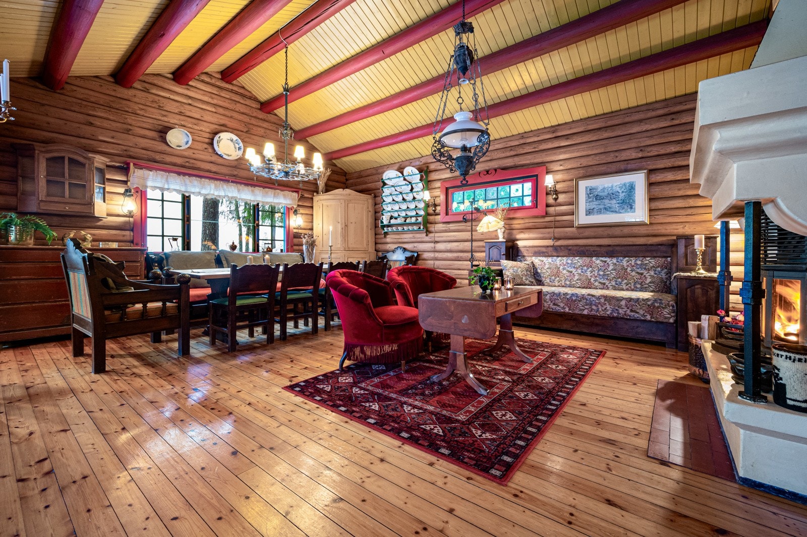 Stuen i eneboligen er romslig og er husets naturlige samlingspunkt Galleribilde