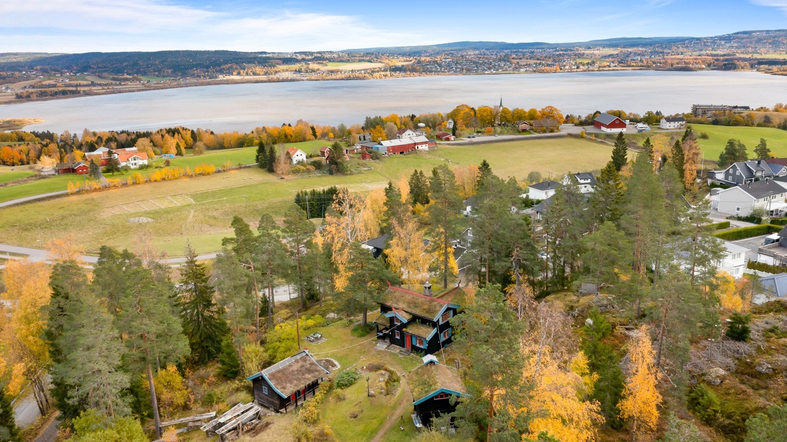 Eiendommen ligger sentralt til i Rælingen, like ved Fjerdingbykrysset Galleribilde