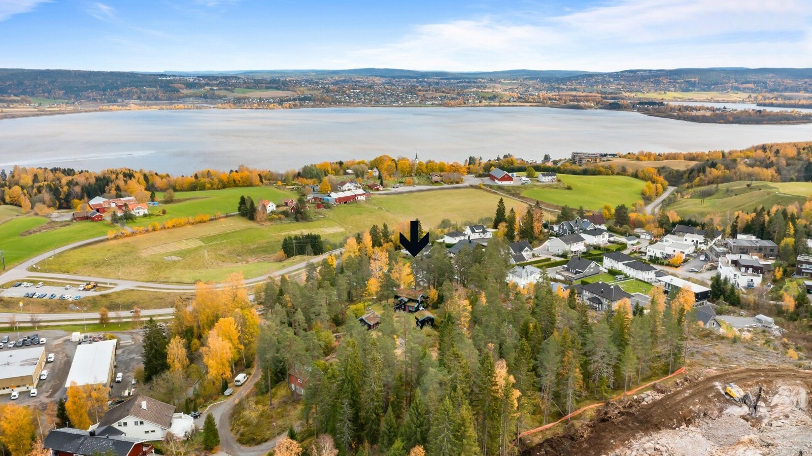Eiendommen består av enebolig, hytte/anneks, stabbur, uthus, lekestue, lagerbrakke og garasje Galleribilde
