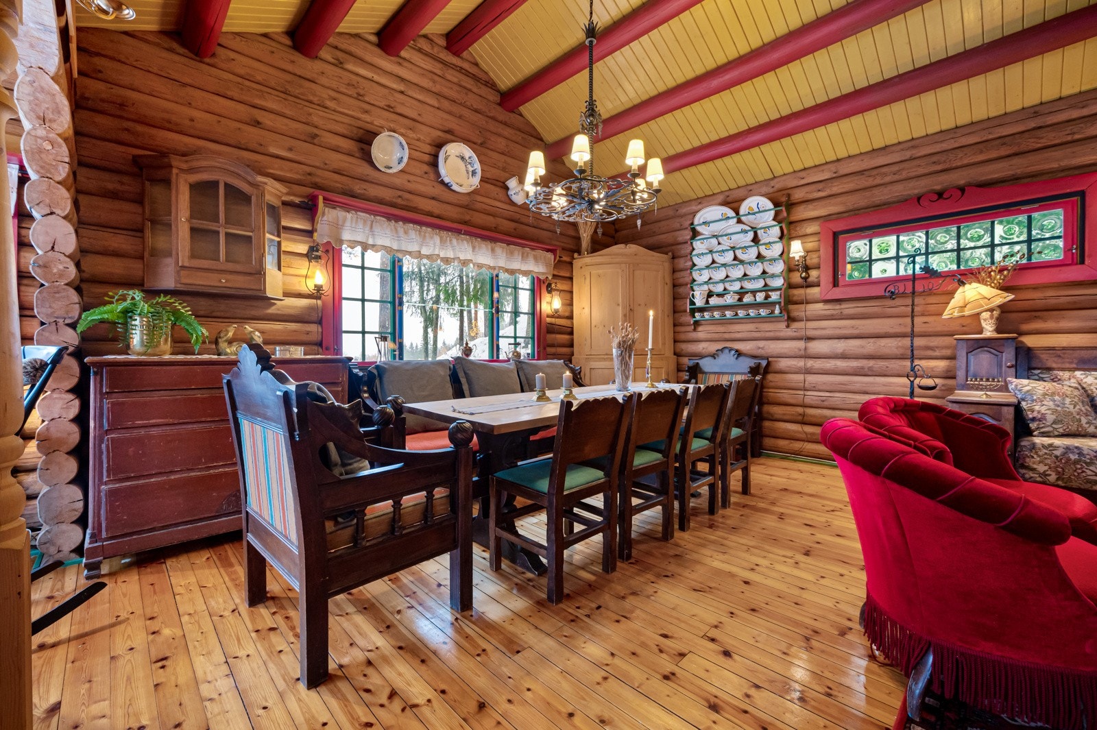 Stuen rommer et stort langbord med plass til hele familien for hyggelige anledninger Galleribilde