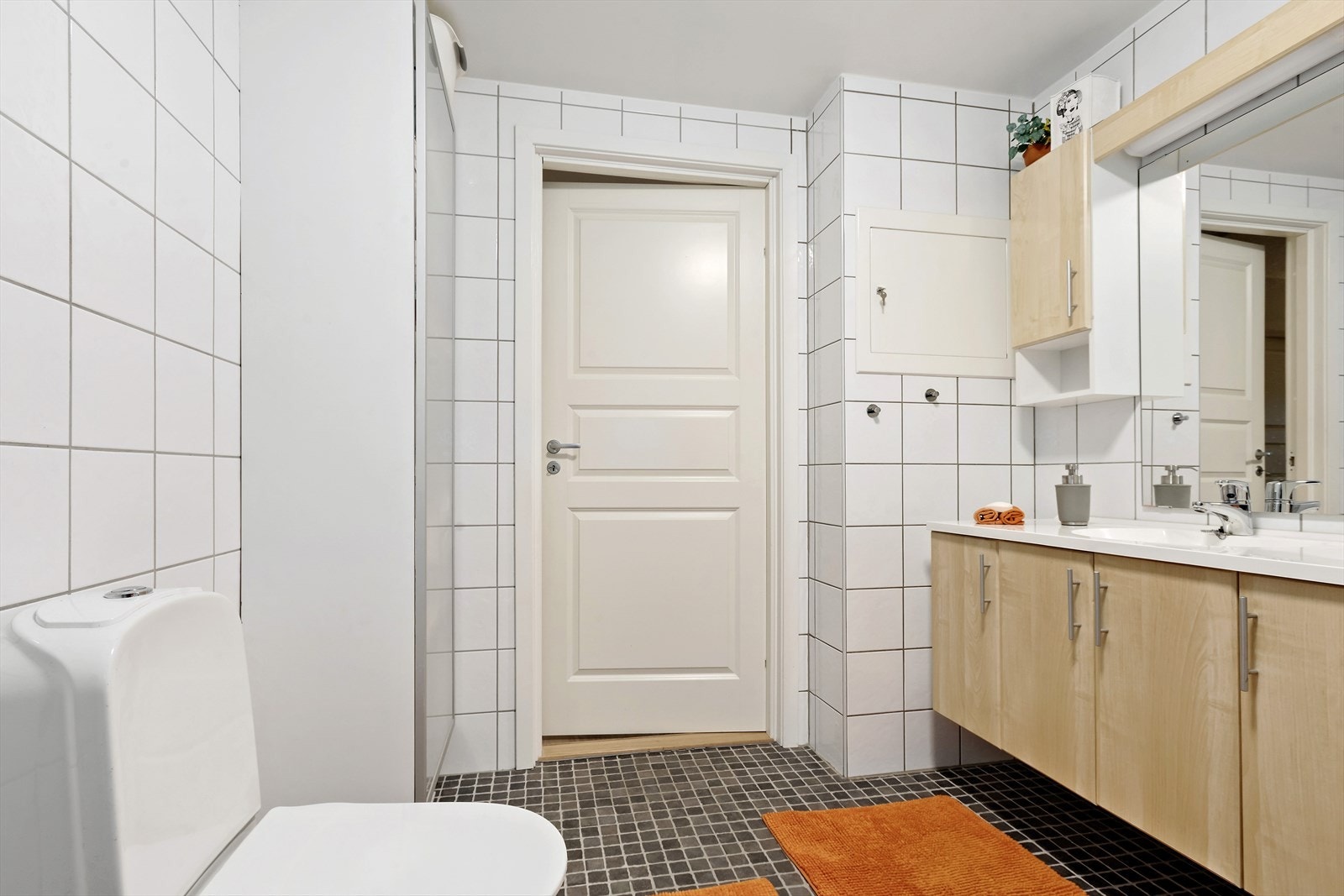 Badet har fliser på både gulv og vegger Galleribilde