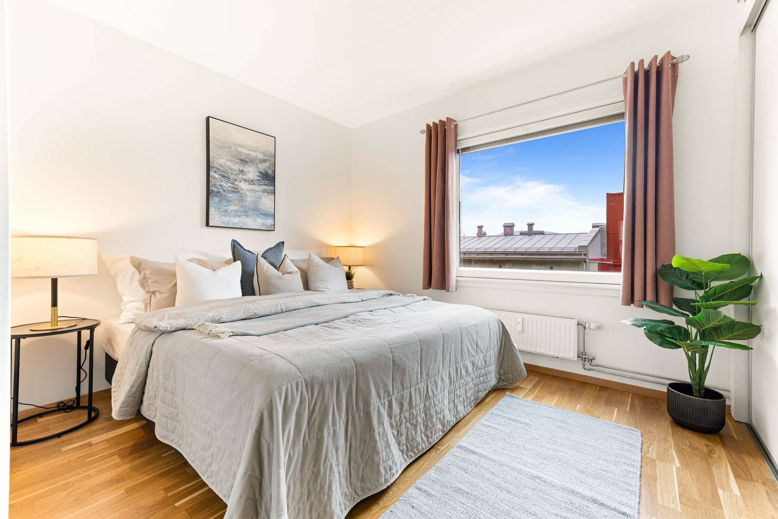 Leiligheten oppvarmes med vannbåren varme via radiatorer i stuen og på soverommene. Galleribilde
