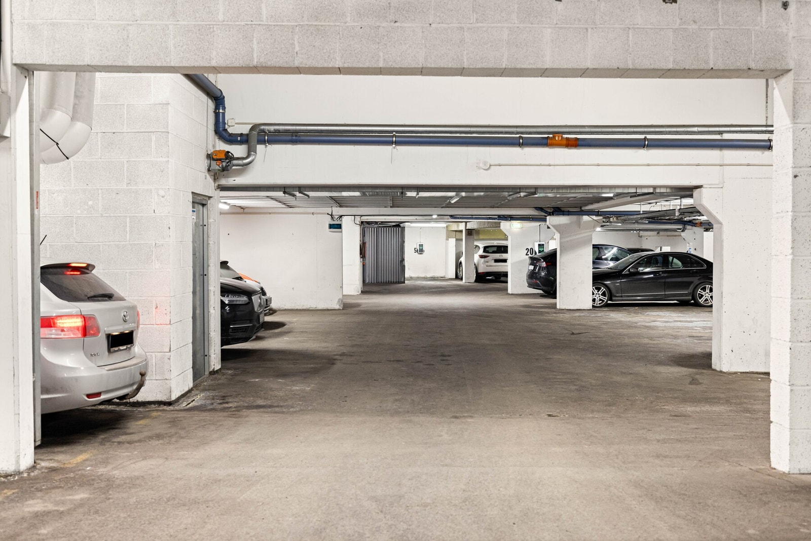 Det følger med egen biloppstillingsplass i et lukket garasjeanlegg i kjelleren. Galleribilde