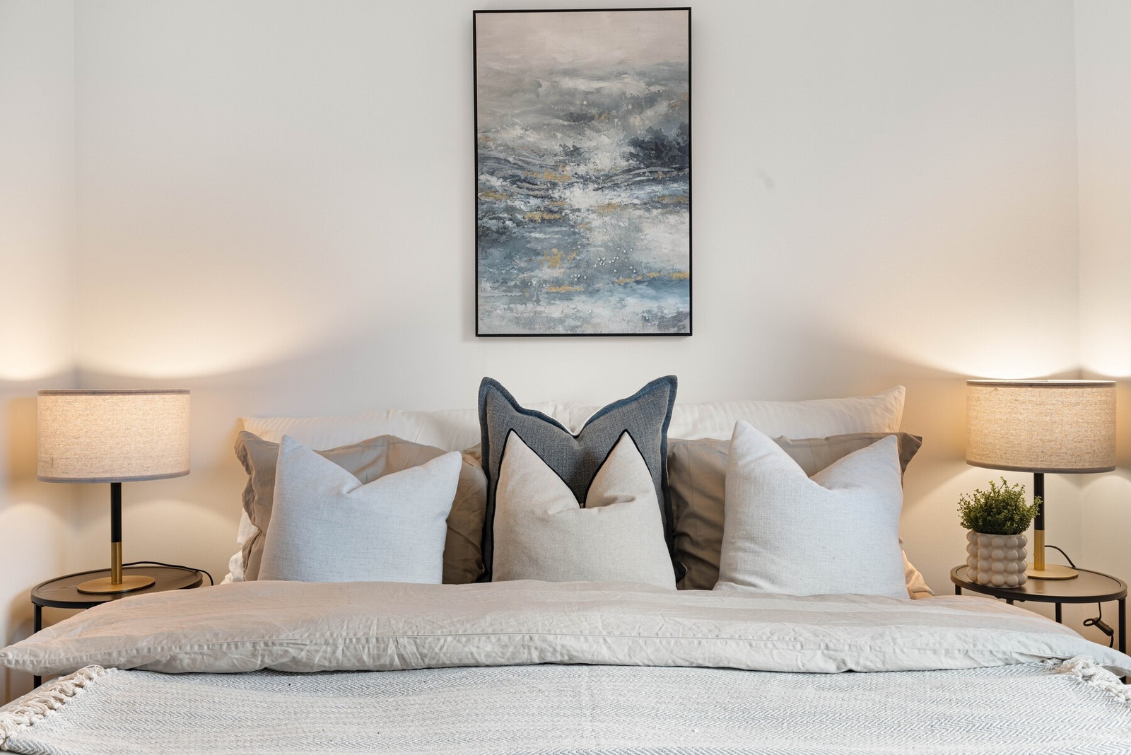 På hovedsoverommet er det god plass til dobbeltseng og tilhørende nattbord. Galleribilde