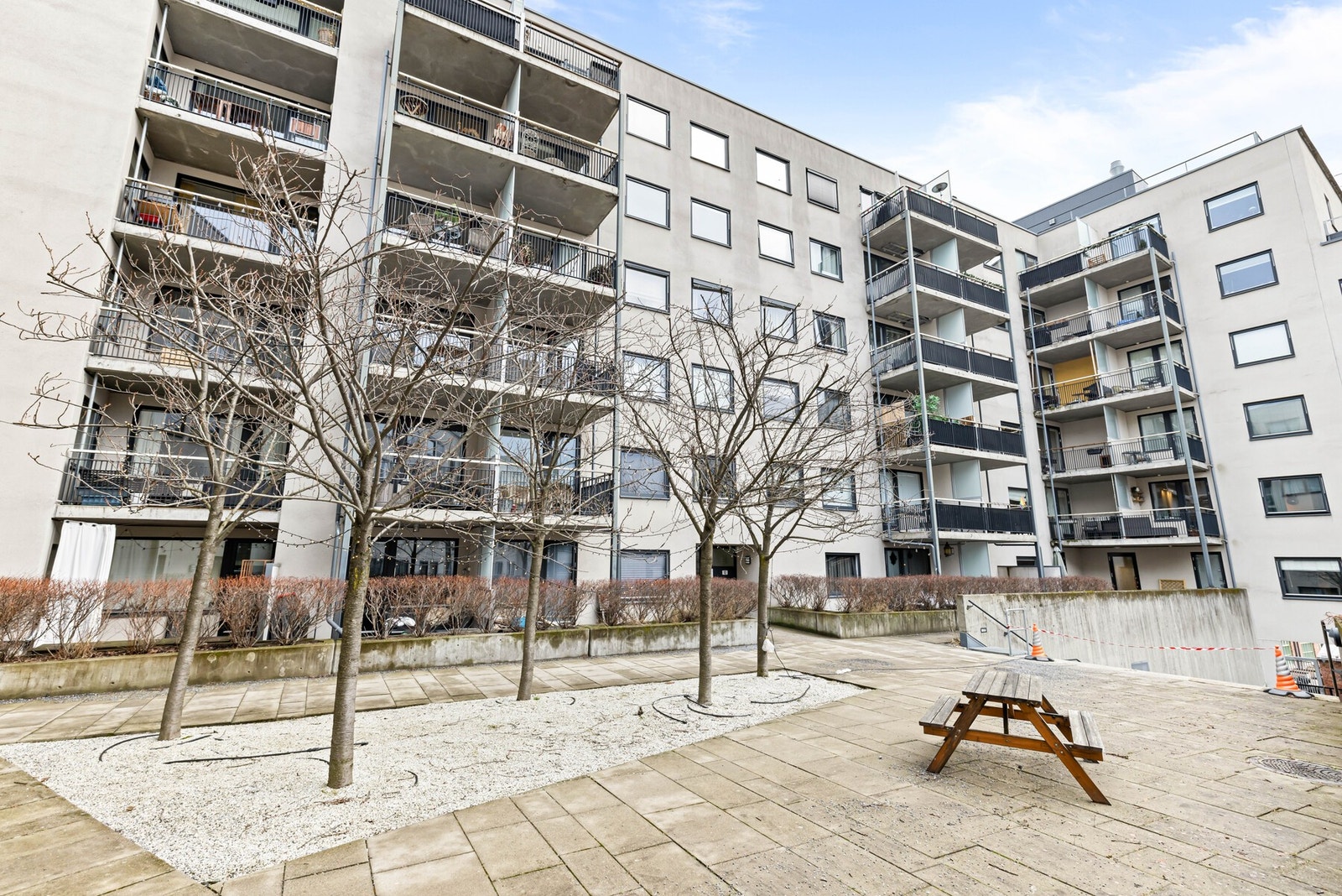 Bakgården er pent opparbeidet med sittegrupper, gangstier og variert beplantning. Galleribilde