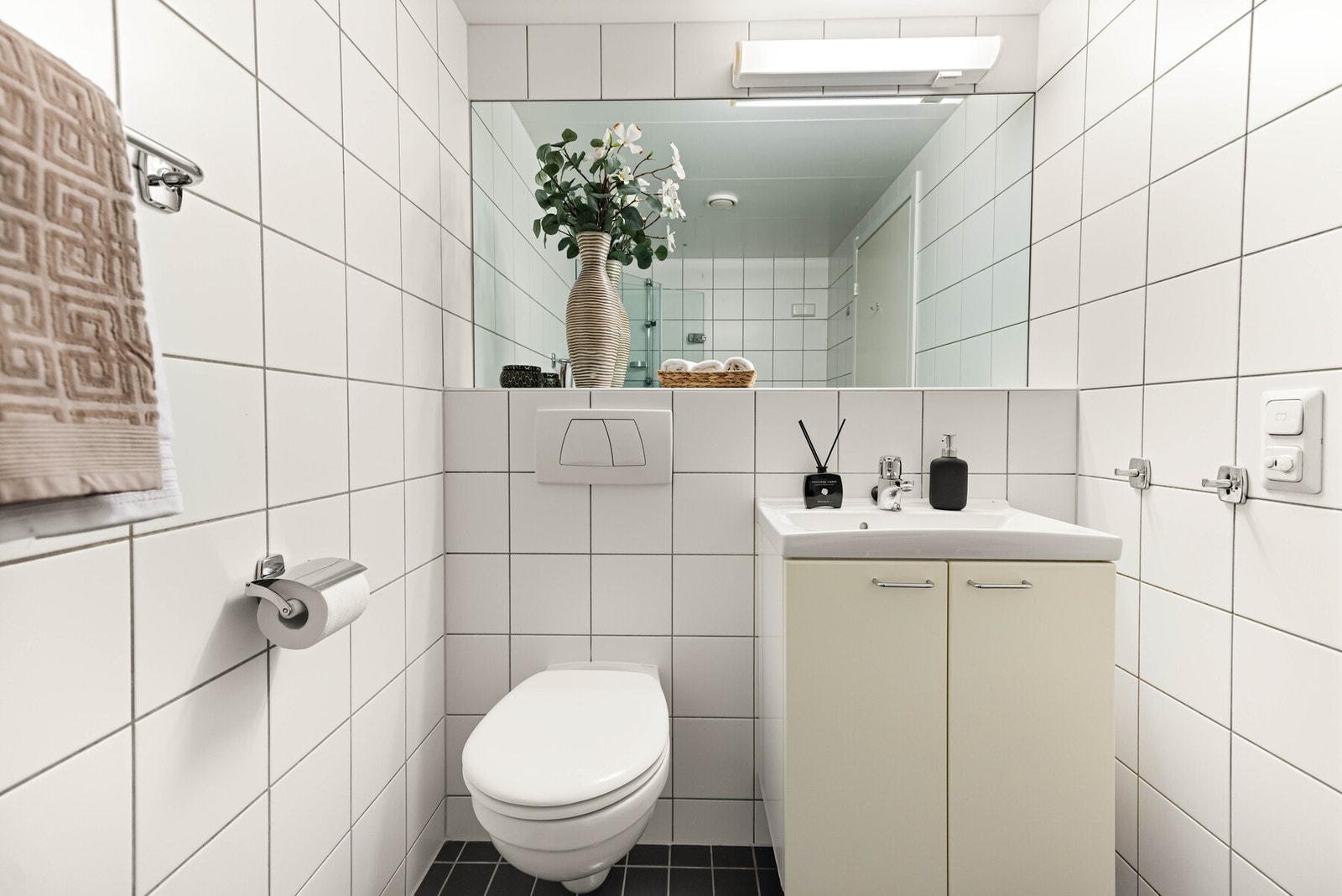 Badet er stilrent innredet med delikate fliser på både gulv og vegger. Galleribilde