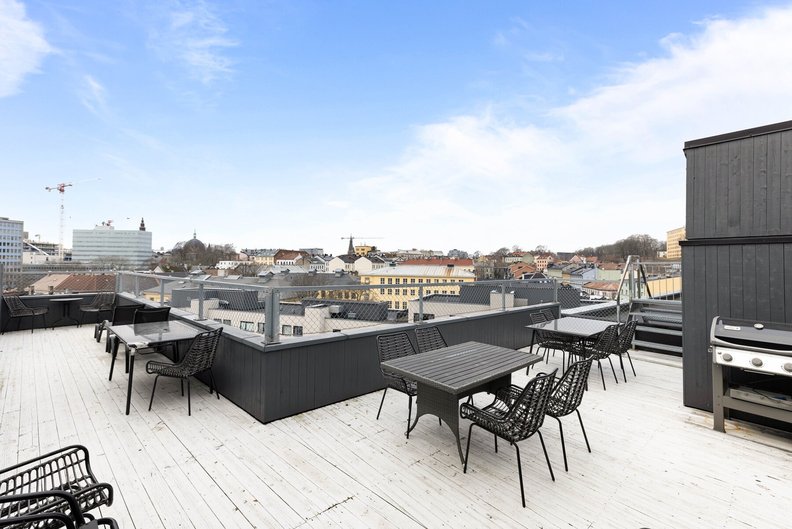 Borettslaget har en stor felles takterrasse, der man kan nyte magiske sommerkvelder. Galleribilde