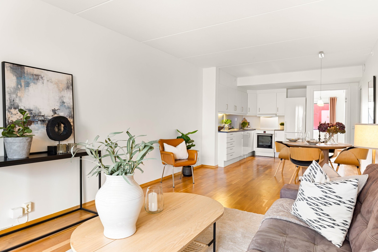 Leiligheten oppleves som lys og godt vedlikeholdt. Galleribilde
