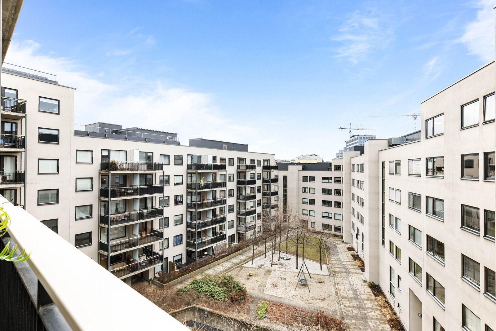 Balkongen vender ut mot en stor og velholdt bakgård med fine grøntarealer. Galleribilde