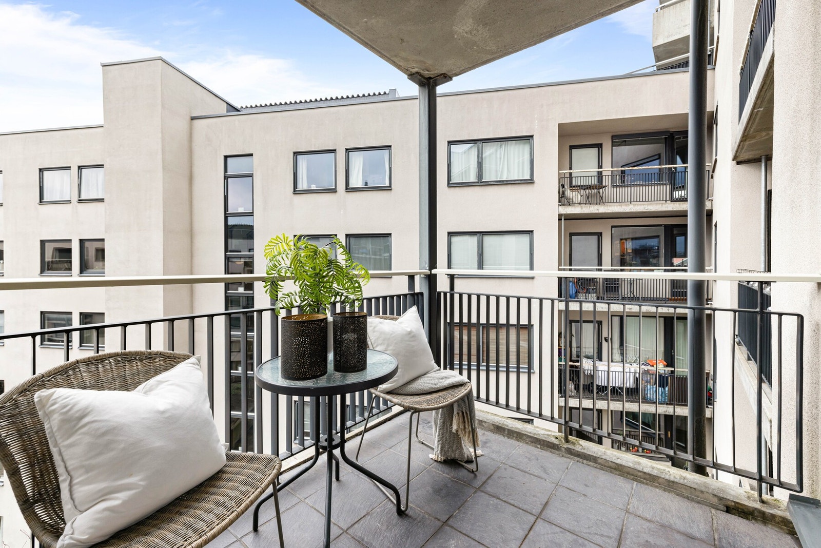 Balkongen innbyr til både stille stunder og lange, sosiale kvelder. Galleribilde