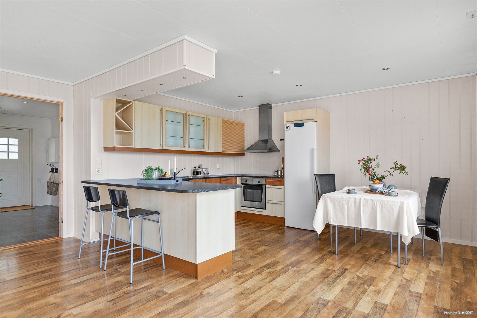 Kjøkkenet har innredning med glatte fronter og benkeplate av laminat Galleribilde