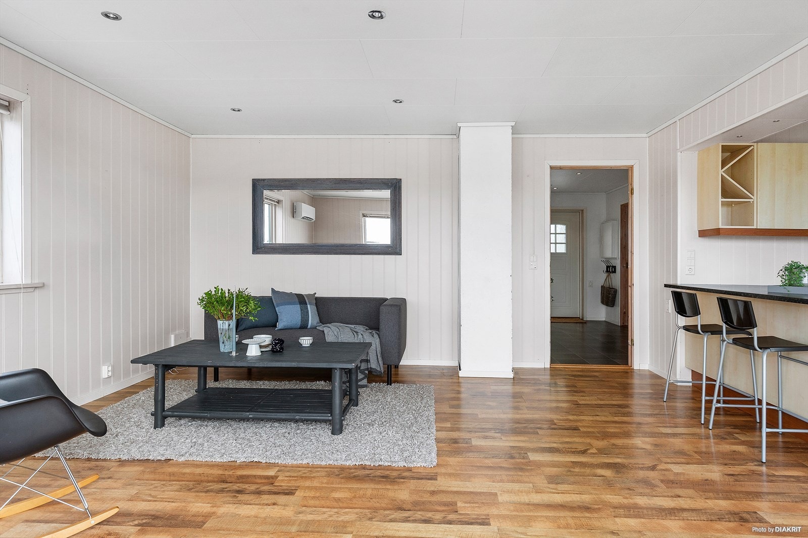 Stue/kjøkken har laminat på gulv og malte plater på vegg Galleribilde