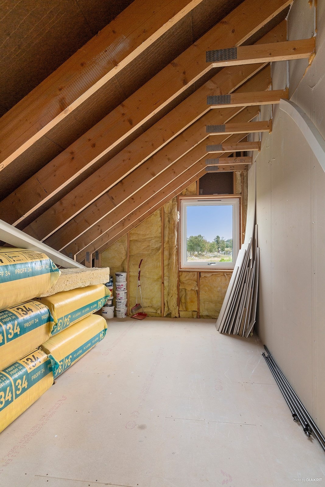 Uinnredet rom i loftsetasjen Galleribilde