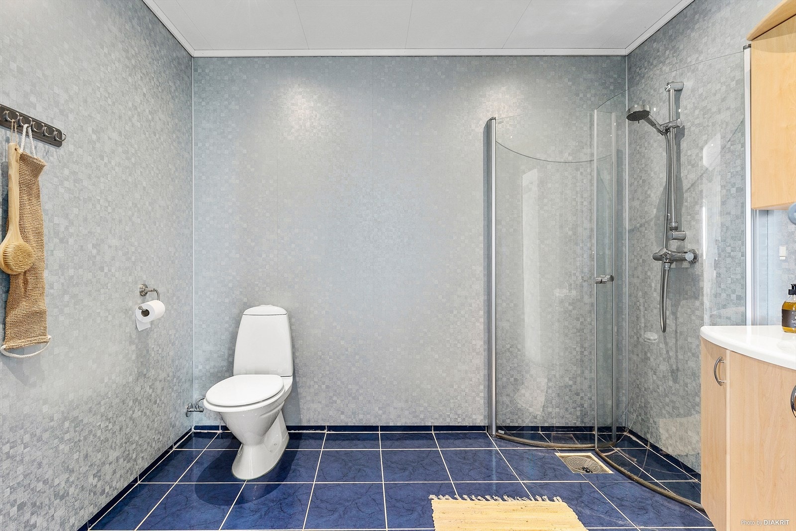 flislagt gulv m/varmekabler og baderomsplater på vegg Galleribilde