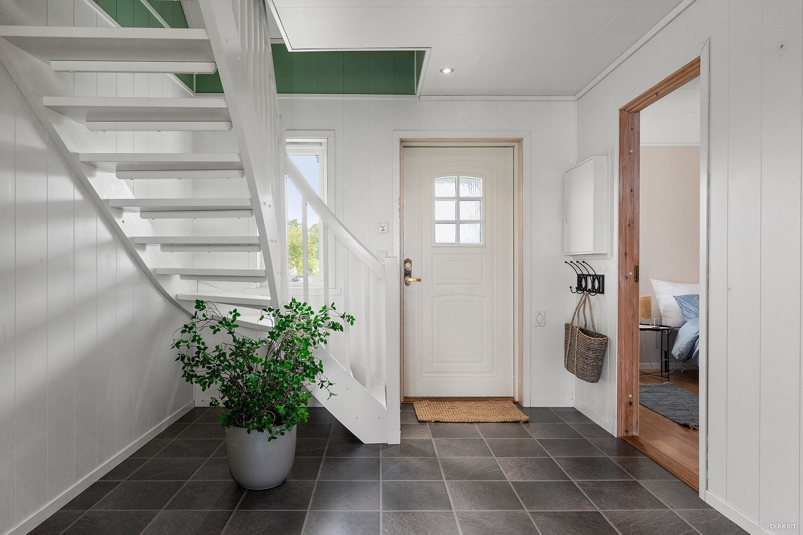 Gulvbelegg m/varmekabler under og panel på vegg i gang Galleribilde