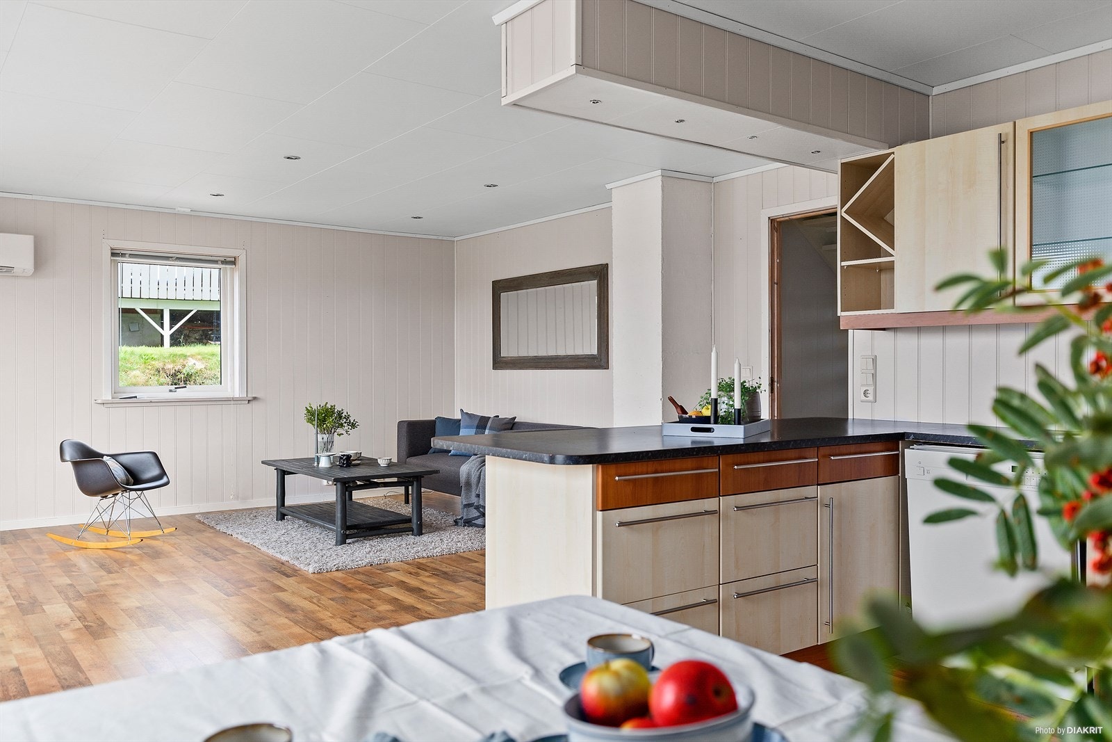 Kjøkkenøya deler naturlig av stuen og kjøkkenet Galleribilde