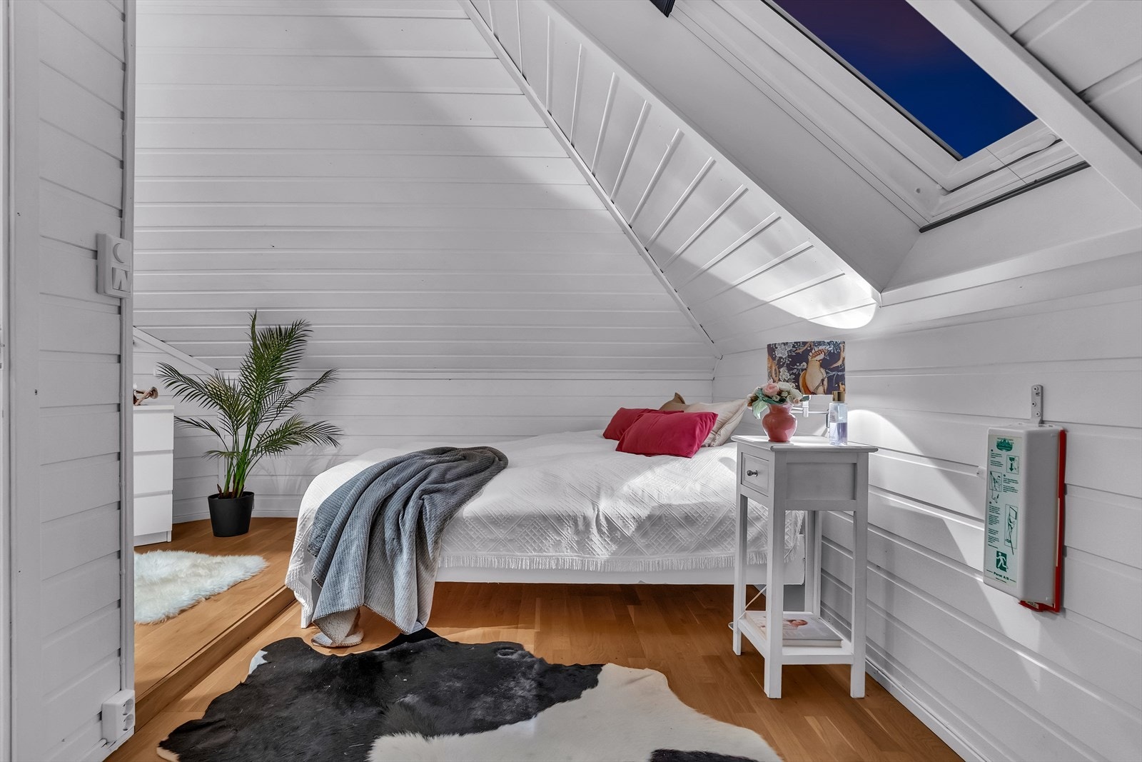 Plass til dobbelseng, nattbord mv. Galleribilde