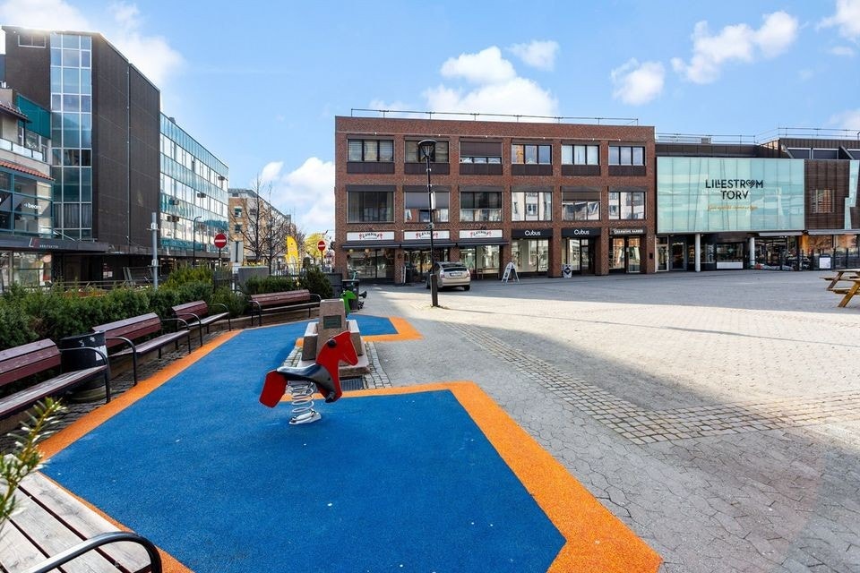 Lillestrøm torv med rikt utvalg av butikker og serveringssteder. Galleribilde