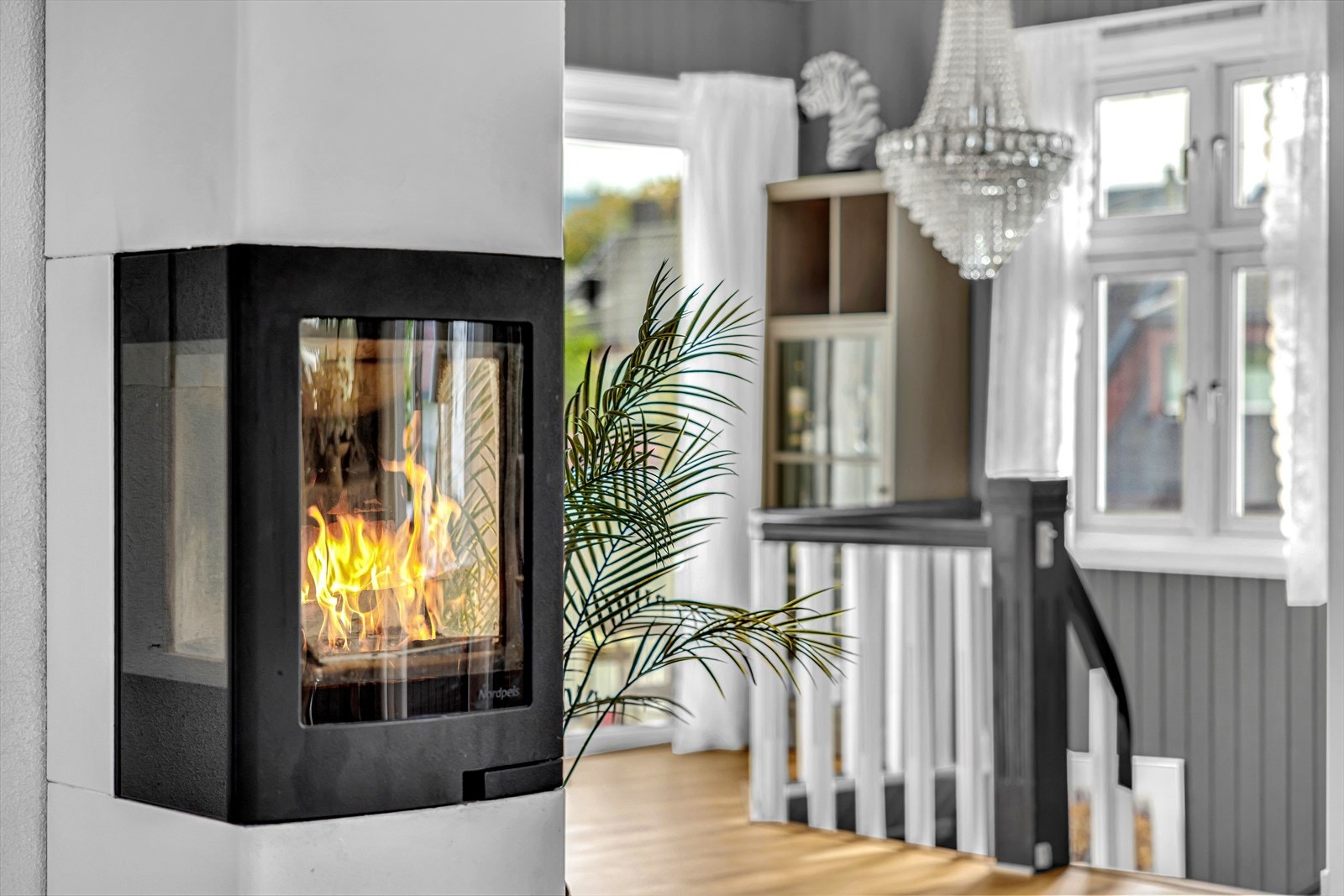 Peis med glassfronter. Galleribilde