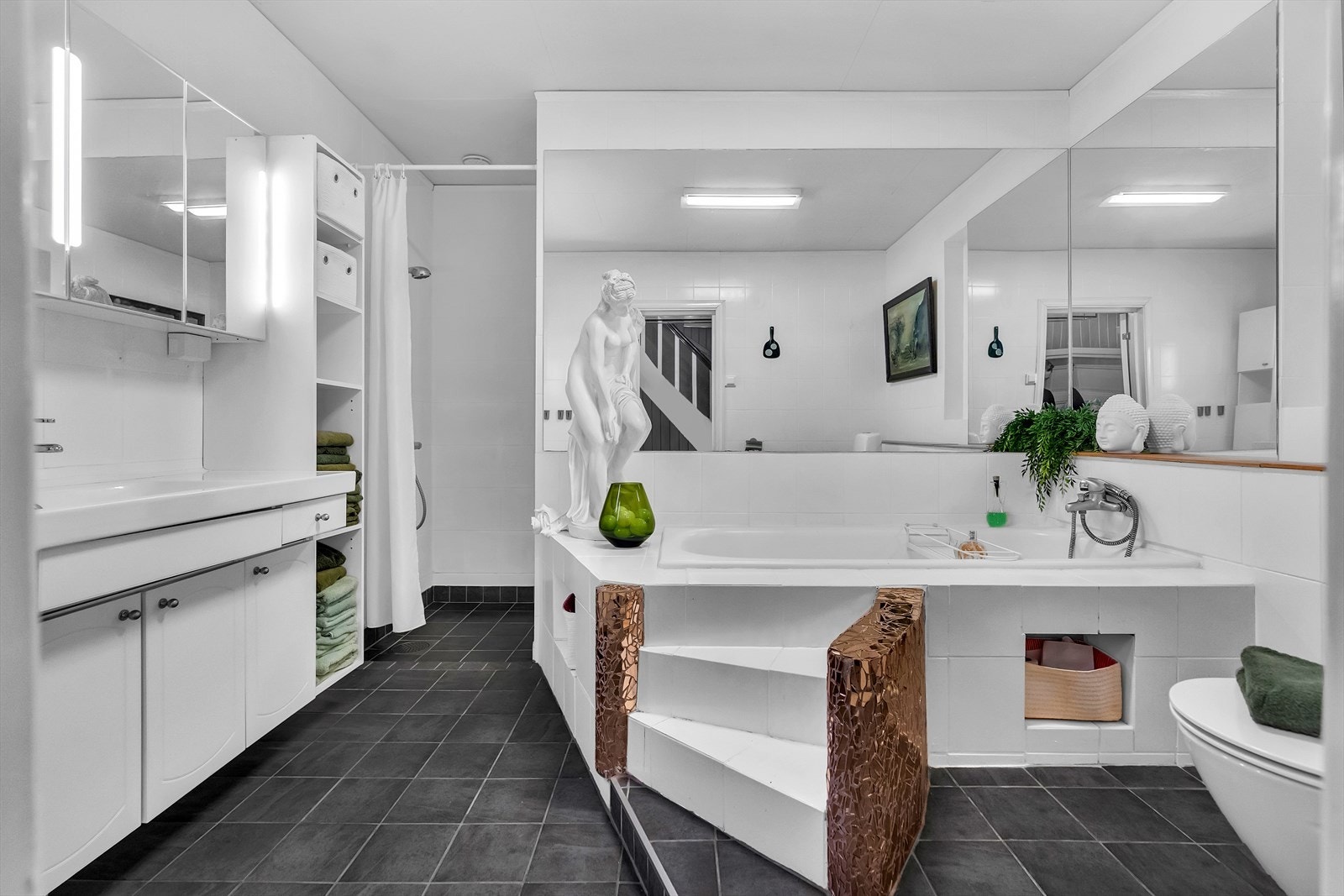 Delikat flislagt bad med badekar og dusjhjørne. Galleribilde