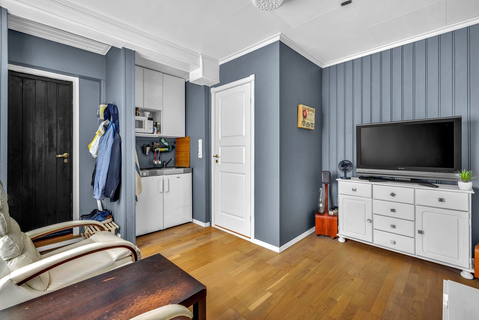 Deler av 1. etg. er innredet til hybel ( Ikke søkt og godkjent som egen boenhet) Galleribilde