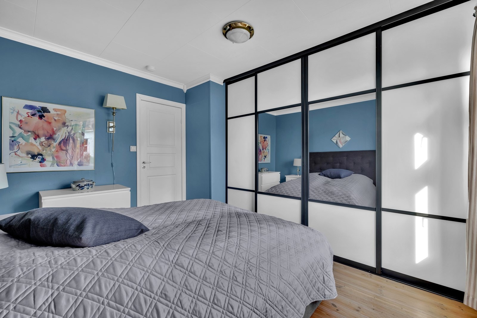 Rommet har slyvedørsgarderobe. Galleribilde