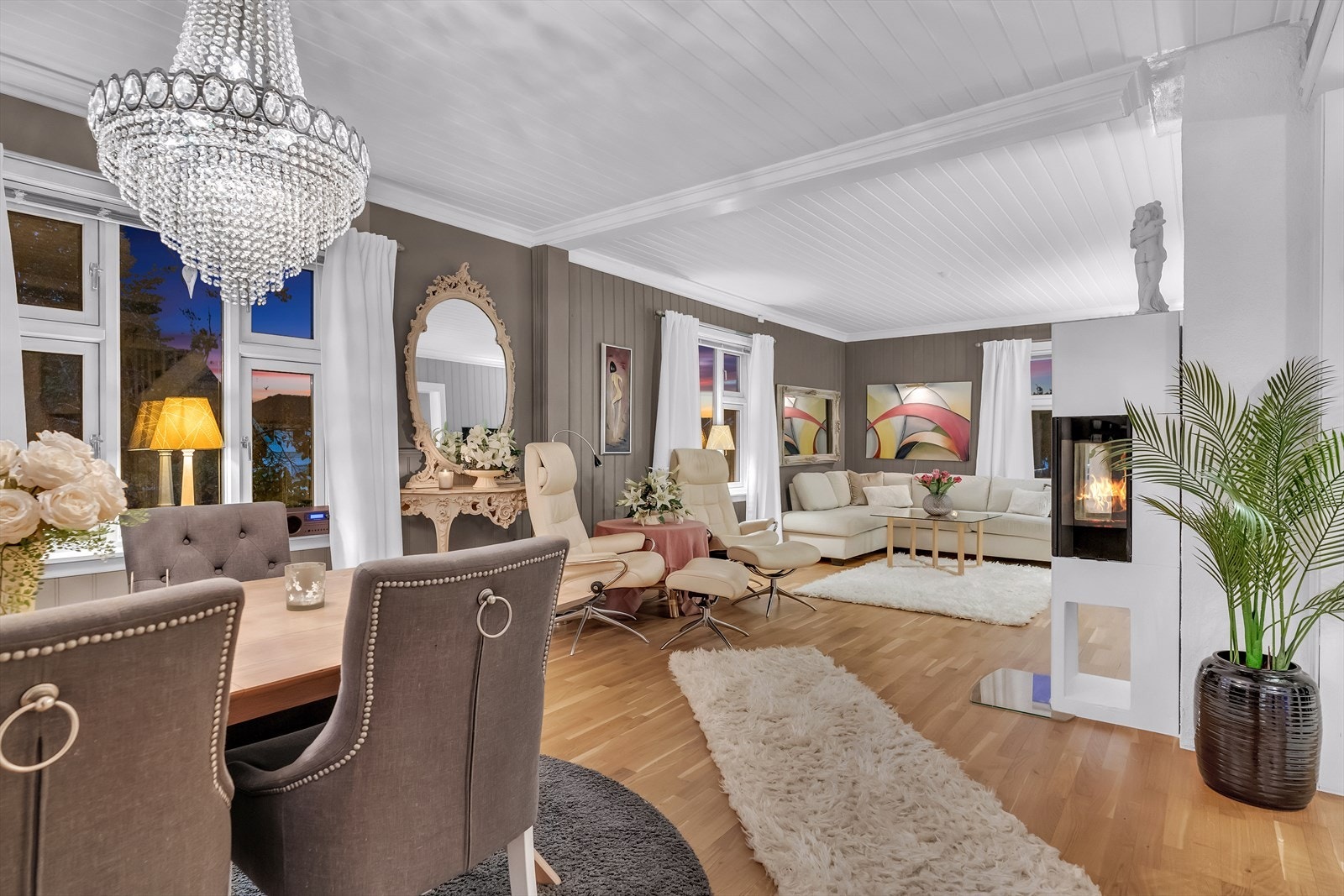 Gulv ble fornyet i 2019. Vegger og tak i delikate farger. Galleribilde